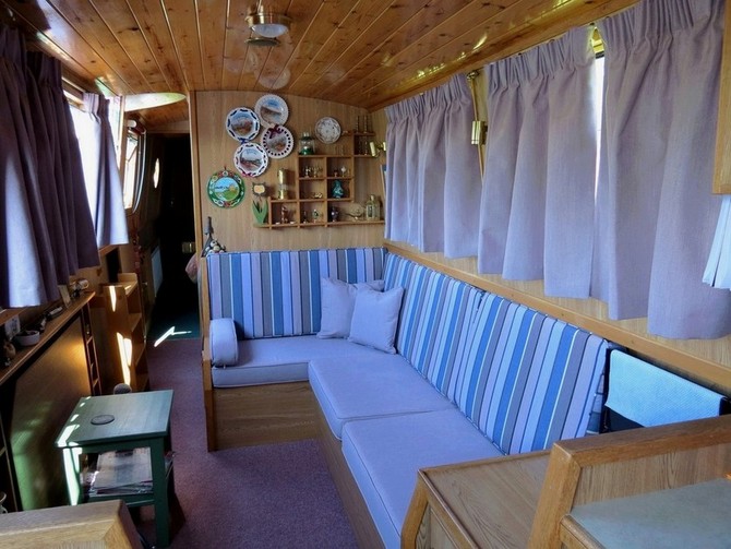 Curtains for boat cabins