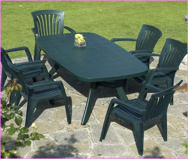 Benefits Of Plastic Patio Furniture, Plastic Outdoor Patio Table And Chairs